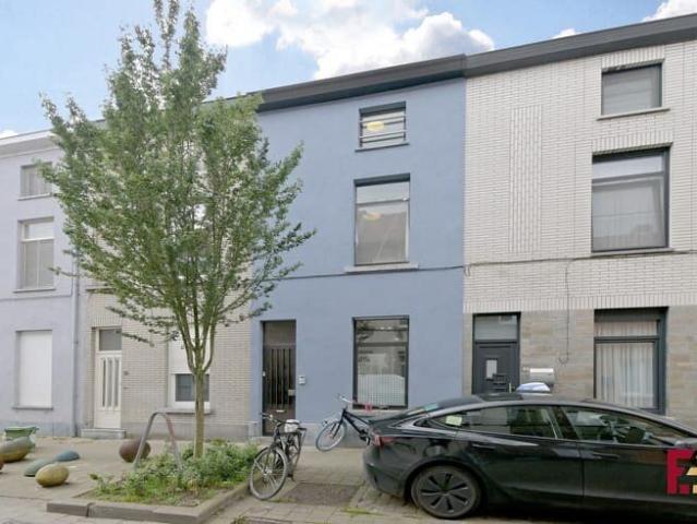Ruime stadswoning met 4 slaapkamers te huur in de Brugse.