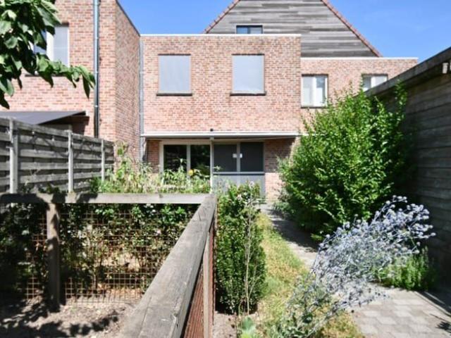 Ruime, stijlvolle woning met 3+ slpk s te Maria Aalter.