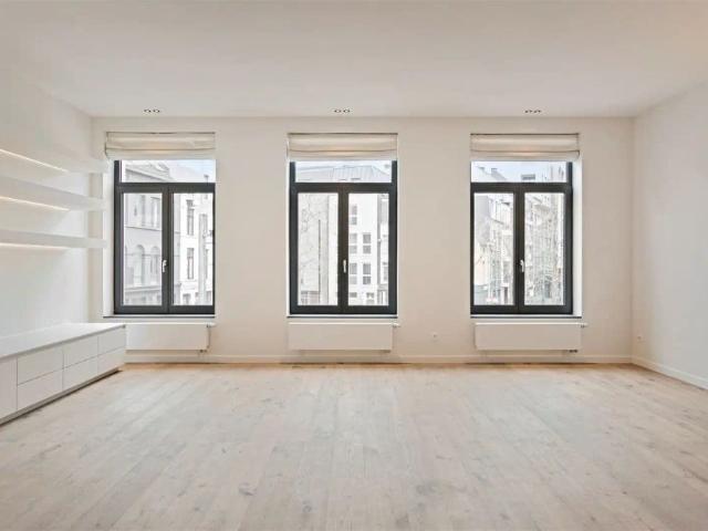 Ruimte, stijl en licht in dit stijlvol gerenoveerd 3 SLPK appartement