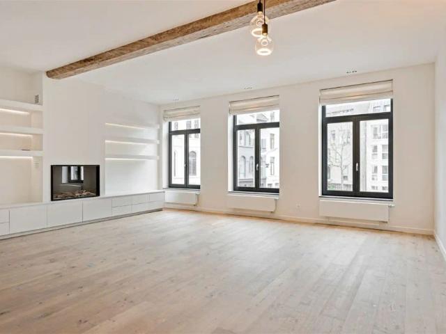 Ruimte, stijl en licht in dit stijlvol gerenoveerd 3 SLPK appartement