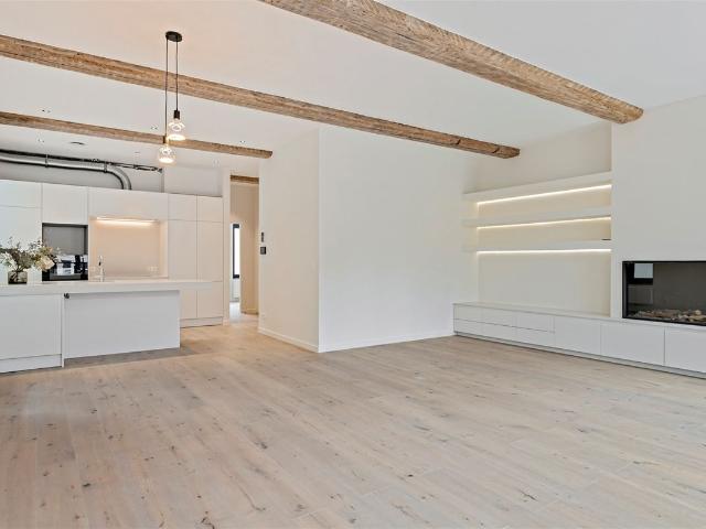 Ruimte, stijl en licht in dit stijlvol gerenoveerd 3 SLPK appartement