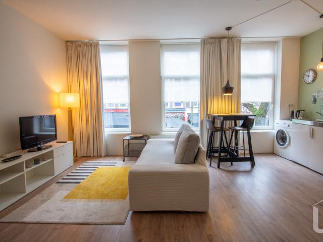Ruimtelijke en gerenoveerde studio in het centrum van Rotterdam gelegen aan de Witte de Withstraat. In deze levendige straat bevinden zich tal van hippe winkels, lunchzaakjes, restaurants, bars, expositieruimtes en galeries. De straat ligt vrijwel naast h