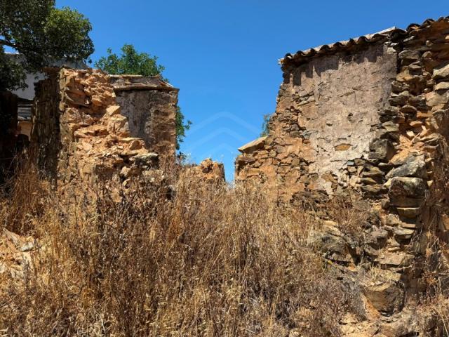 Ruina T1 para venda em zona tranquila perto de Salir, Algarve