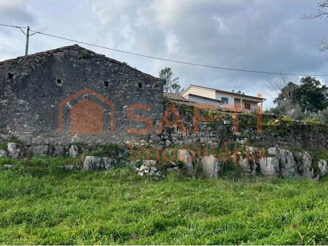RUÍNA T2, COM TERRENO DE CULTIVO A CONFRONTAR COM O RIBEIRO