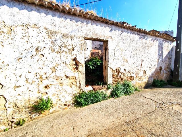 Ruína Tradicional com Potencial de Reconstrução em Benafim Pequeno