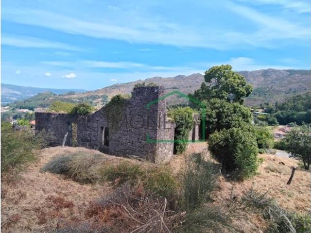 Ruina com 1640 m2 de terreno localizada em Vila Nova de Cerveira