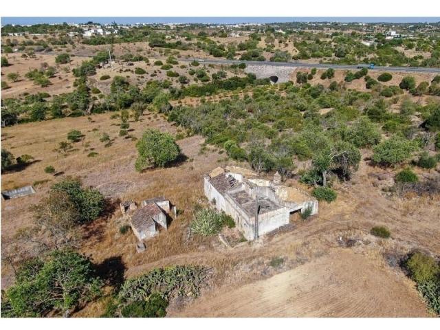Ruína Com 178 m2 Inserida Num Terreno Com 18440 M2 Situada P. 178m² Quelfes