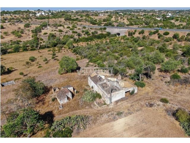 RUÍNA COM 178 m2 INSERIDA NUM TERRENO COM 18440 M2 SITUADA PRÓXIMA DE OLHÃO E DA RIA FORMOSA