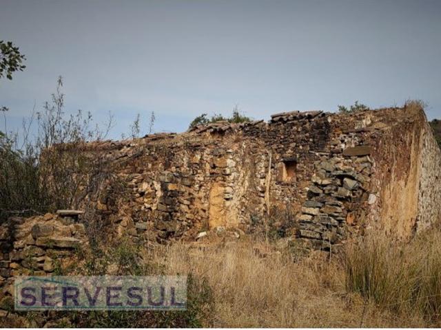 Ruina com área de 80 m2 inserida em terreno de 16400 m2, localizada a 5 minutos de aldeia da Amorosa e a 10 minutos de Messines