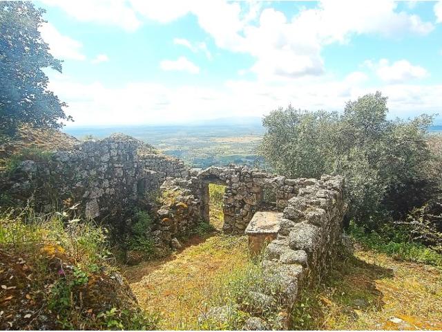 Ruina com excelentes vistas, junto ao Castelo de Monsanto Castelo Branco