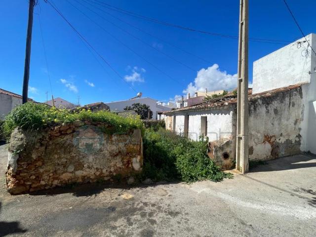 Ruína com Potencial no Coração da Aldeia de Espiche! 0m² Luz