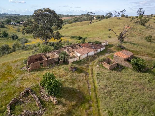Ruina com terreno de 10,325 hectares localizada em Monte de Cordovões, Ourique