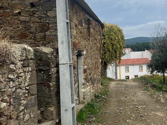 Ruína com terreno e poço no centro histórico de Proença a Nova || Vista magnífica