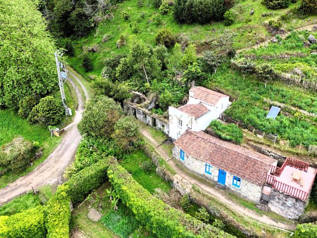 Ruína com Terreno na Zona do Sanguinho – Faial da Terra, Povoação