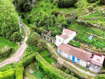 Ruína com Terreno na Zona do Sanguinho – Faial da Terra, Povoação