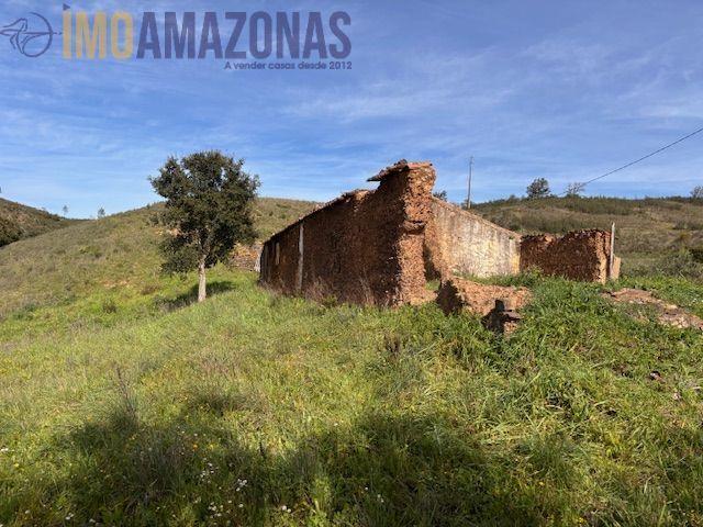 Terreno com ruína para venda perto da vila de São Bartolomeu de Messines, Silves