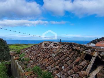 Ruína com vista mar na Ilha Terceira