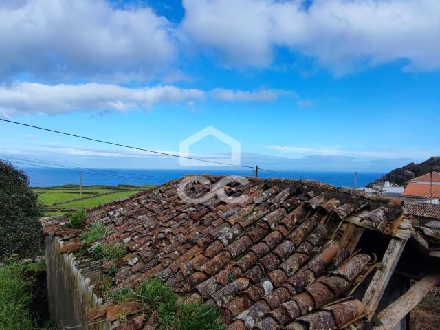 Ruína com vista mar na Ilha Terceira