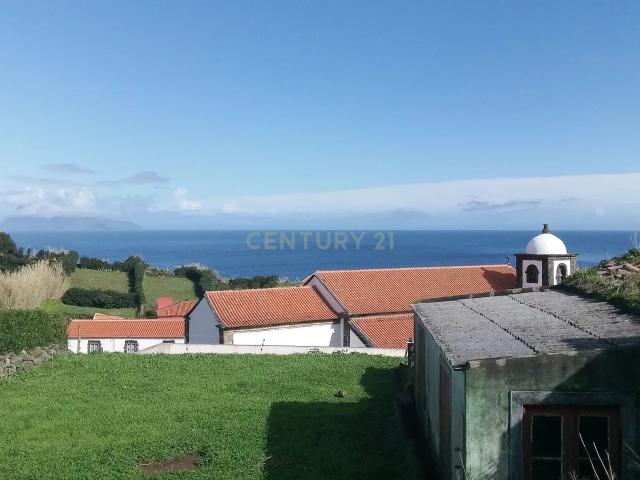 Ruina com Vista Panorâmica para o Mar na Ilha das Flores