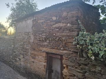 Ruína com Vista para a Montanha em Sarnadas de Ródão