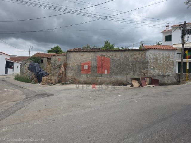 Ruína em lote de 200 m2