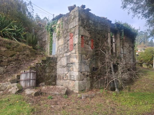 Ruína em Pedra com 5061 m2 de terreno com água própria.