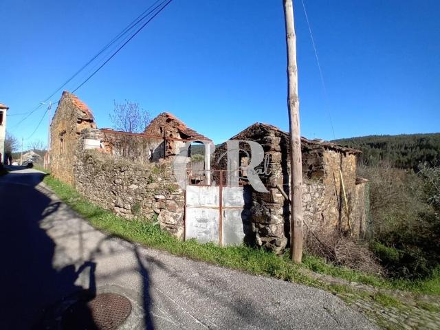 Ruina em pedra com arrumos e quintal em Castanheira de Pera