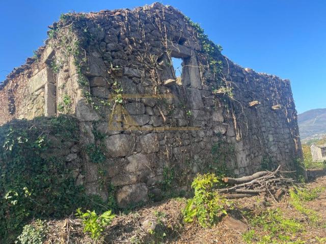 Ruína em pedra com terreno Alvaredo Melgaço