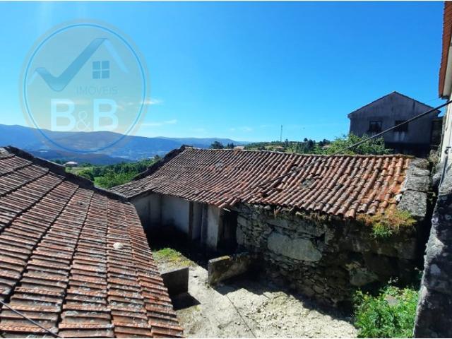 Ruína em pedra para restauro, em Vilar de Cunhas, Cabeceiras de Basto