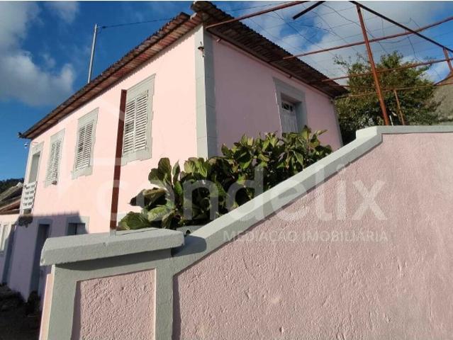 Ruína Histórica com Terreno Amplo