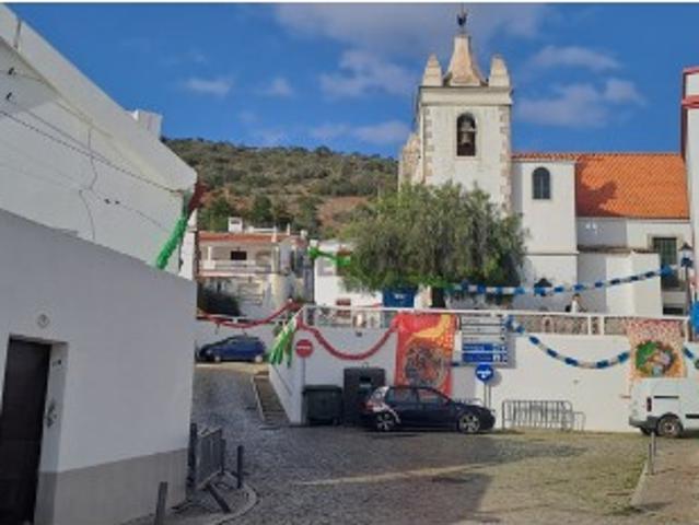 Ruína no centro de Alte, com projecto aprovado para construção de moradia com três quartos + loja
