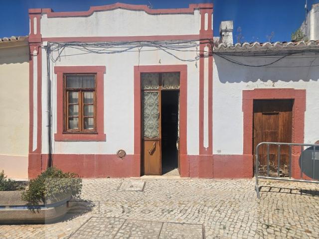 Ruina no centro de Salir com imenso potencial!