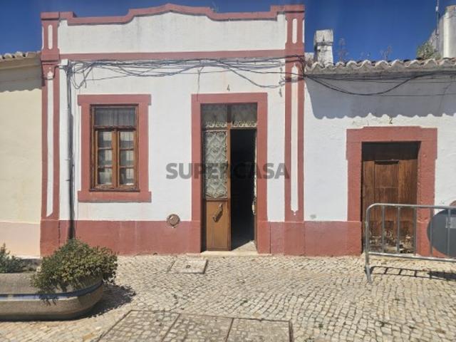 Ruina no centro de Salir com imenso potencial!