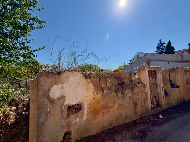 Ruína para reconstruir nos Casais