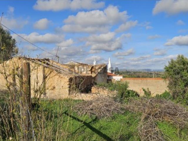 Ruina para reconstruir até 300m2, localizada num terreno de 4560m2 com lindas vistas para o campo em Algoz