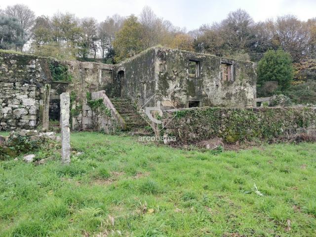 Ruína para restaurar, 280m2 brutos de construção e 1940m2 de terreno Candemil V.N.de Cerveira