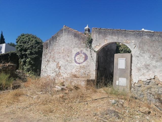 Ruinas com possibilidade de construir 2 moradias geminadas