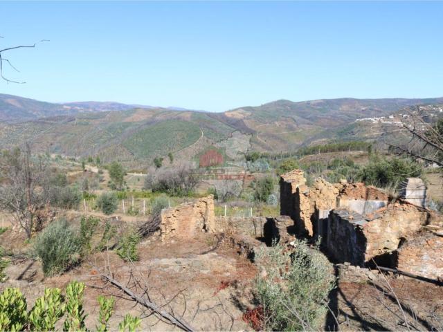 Ruinas com Terreno em Botelhas