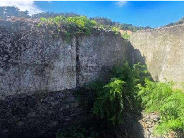 Ruínas com 1200 m2 de Terreno