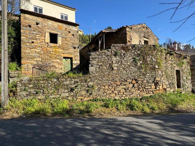 Ruinas em pedra perfeita em aldeia de xisto