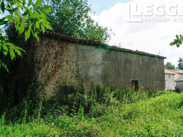 Ruine à rénover entièrement avec terrain, dans un petit hameau non loin de L'Absie. CU obtenu
