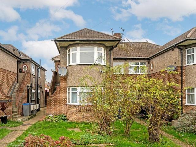Ruislip Close, Greenford UB6 3 bed flat to rent £2,400 pcm £554 pw