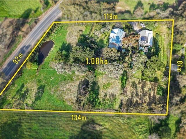 Rural Tranquility & Versatile Living on Kersbrook Road!