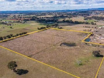 BLANK CANVAS CLOSE TO TOWN