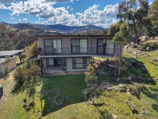 Rural Escape with views of Wyangala Dam