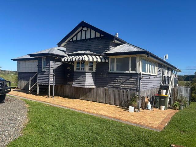 Rural lifestyle in beautiful Mount Mee. 4+ Bedrooms on approx 3/4 acre Including mowing