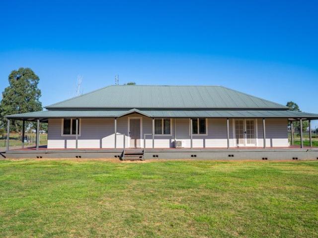 Rural lifestyle on 4 acres, minutes from town