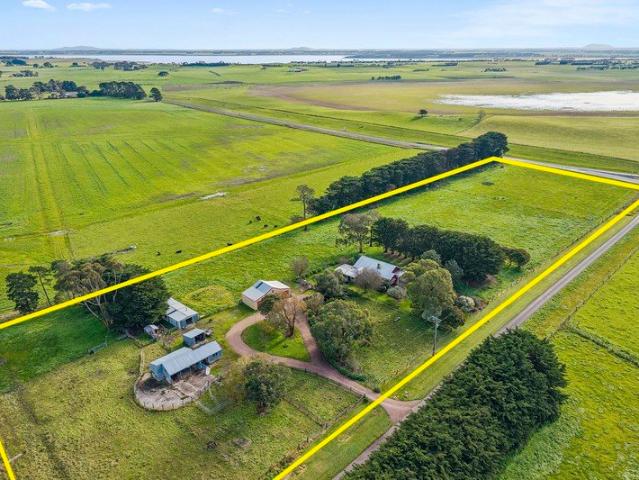 Rural Lifestyle Living on 7 Acres