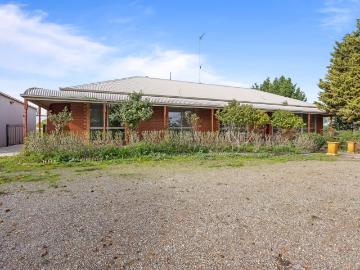 Rural Lifestyle Living with Space, Shedding and a Pool!