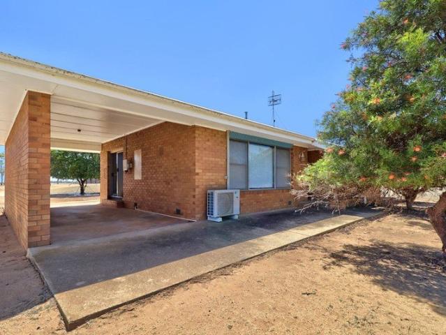Rural rental accommodation approx 30km from Deniliquin Via Pretty Pine